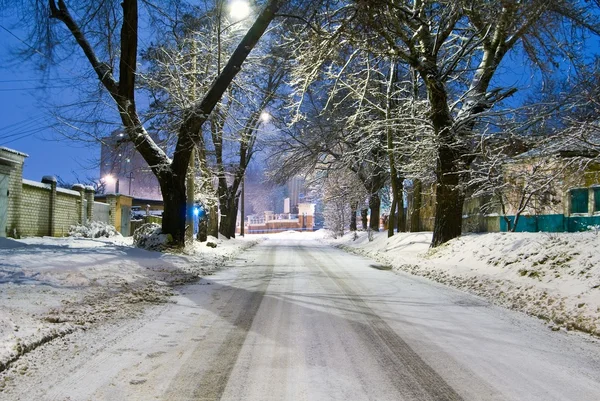 Calle de la ciudad nocturna en invierno — Foto de Stock