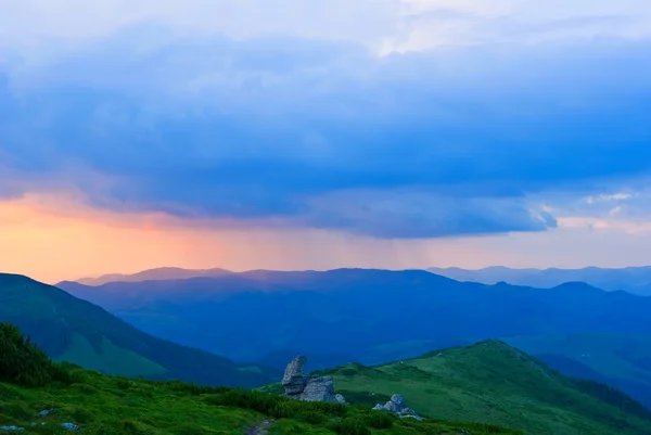 Soumraku v zelené hory — Stock fotografie