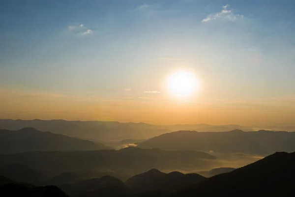 푸른 언덕 위에서 상승 태양 — 스톡 사진