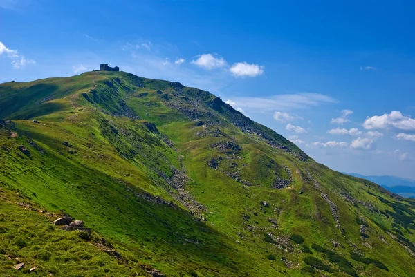Старая крепость на вершине горы — стоковое фото