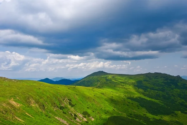 Зеленые горы под густыми облаками — стоковое фото