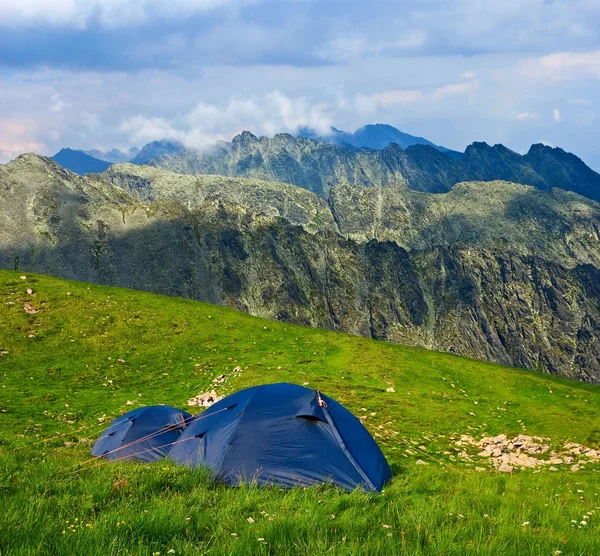 Turistiska läger i ett berg — Stockfoto