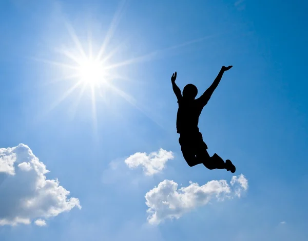 Adam siluet bir güneş için atlama — Stok fotoğraf