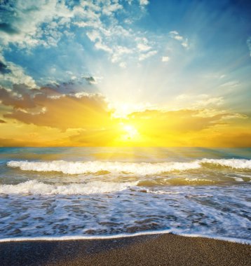 bir sahil üzerinde dramatik günbatımı
