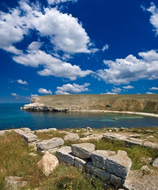 eski antik kalıntıları üzerinde bir deniz koy