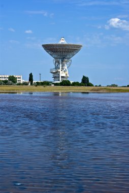 büyük radyo teleskop bir suya yansıyan