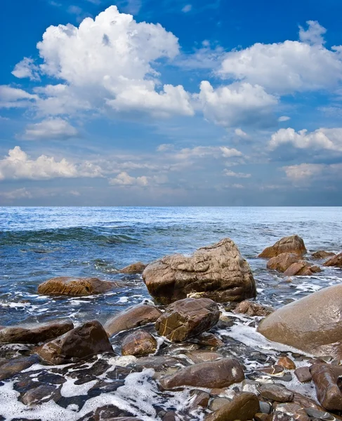 Wybrzeże Morza przez letni dzień — Zdjęcie stockowe