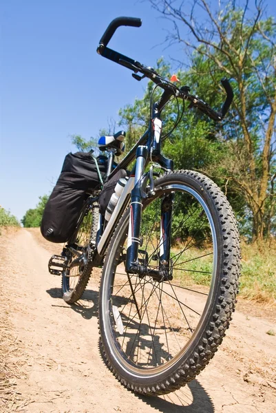 Cykel på en väg — Stockfoto