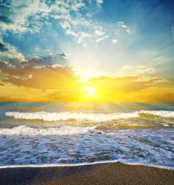 Dramatiska solnedgången på en havskusten — Stockfoto
