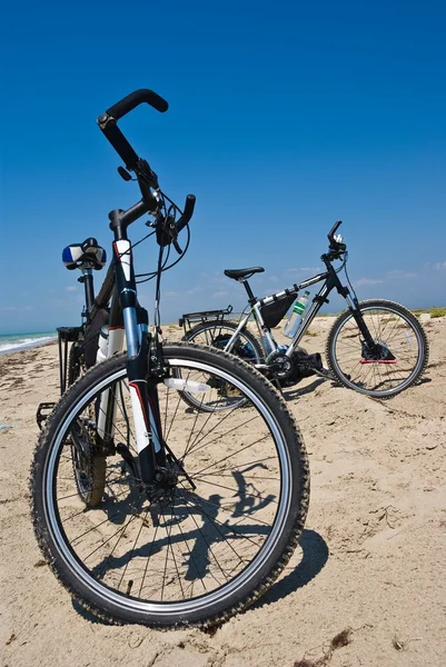 Велосипед на песке — стоковое фото