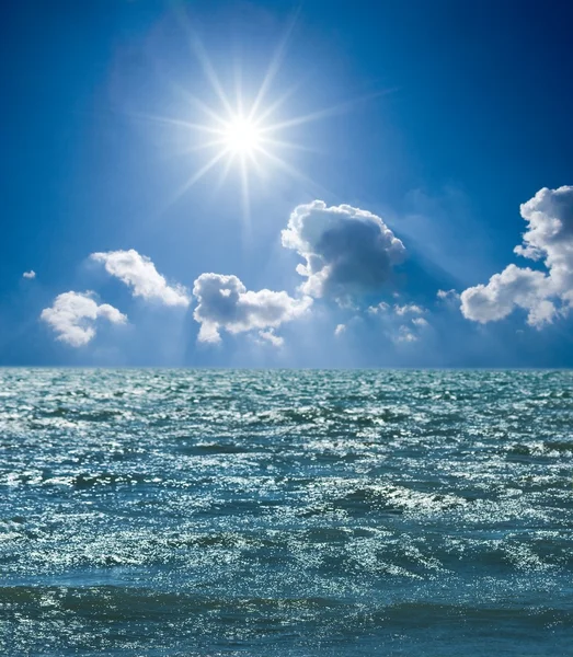 Меньше моря под искрящимся солнцем — стоковое фото