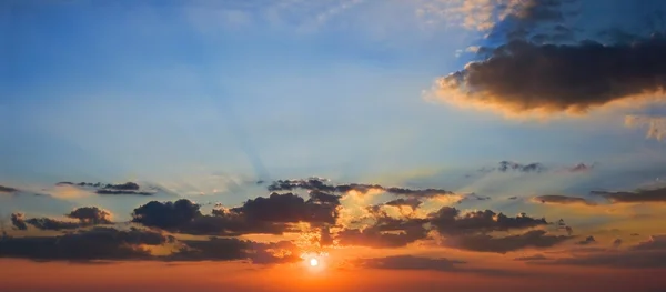Wunderschönes Sonnenuntergangspanorama — Stockfoto