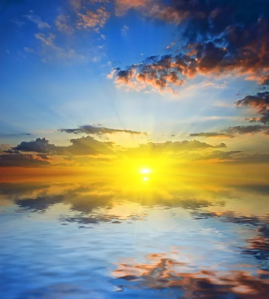 Majestoso pôr do sol em um mar tranquilo — Fotografia de Stock