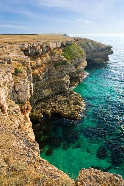 Stenig sluttning på ett smaragdgrönt hav — Stockfoto