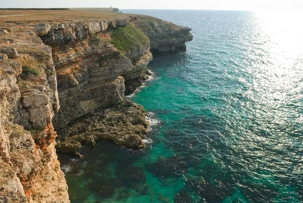 Klippiga kust och smaragdgröna havet bay — Stockfoto