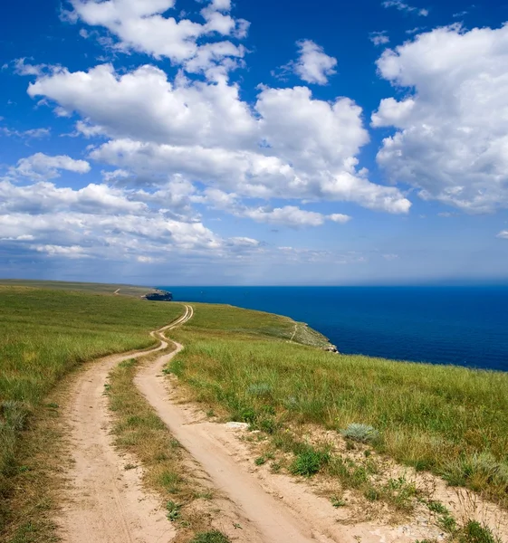 Route sur une steppe au-dessus d'une mer — Photo