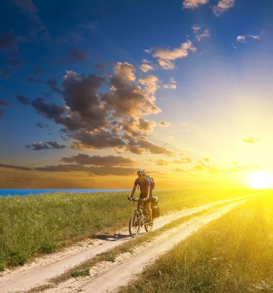 Fahrradfahrer in der Morgensteppe — Stockfoto
