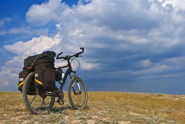 A a pusztai turisztikai kerékpár대초원에 여행용 자전거 — 스톡 사진