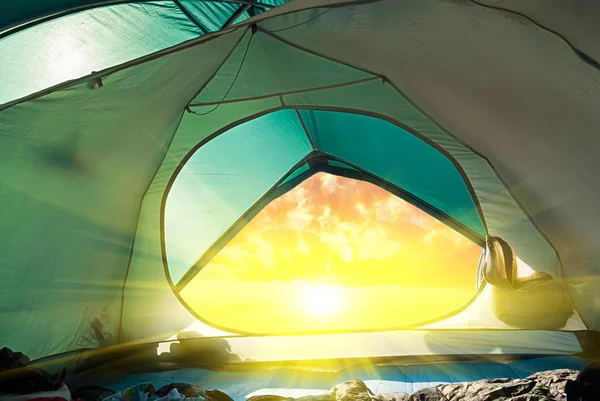 Gün doğumu için turistik bir çadır görmek — Stok fotoğraf