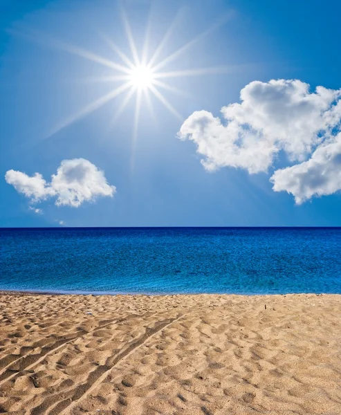 Mar de verão abaixo de um sol brilhante — Fotografia de Stock