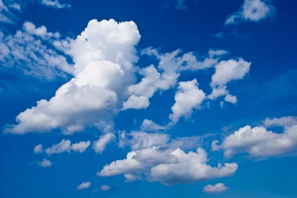 Prachtige blauwe wolken achtergrond — Stockfoto
