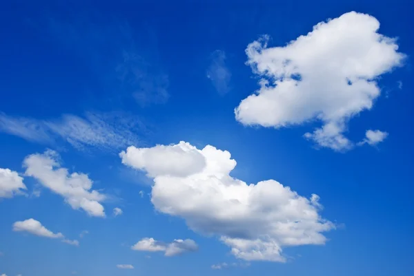 Güzel mavi bulutlar arka plan — Stok fotoğraf