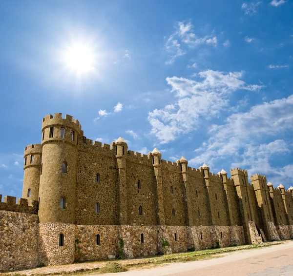 Belo castelo medieval sob um sol cintilante — Fotografia de Stock