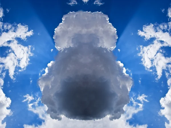 Πυκνά σύννεφα σε ένα ακτίνες του ήλιου — Φωτογραφία Αρχείου