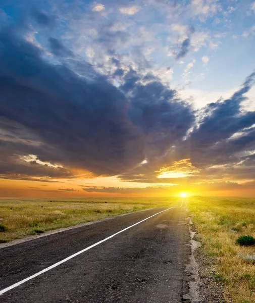 Estrada de asfalto ao pôr do sol — Fotografia de Stock