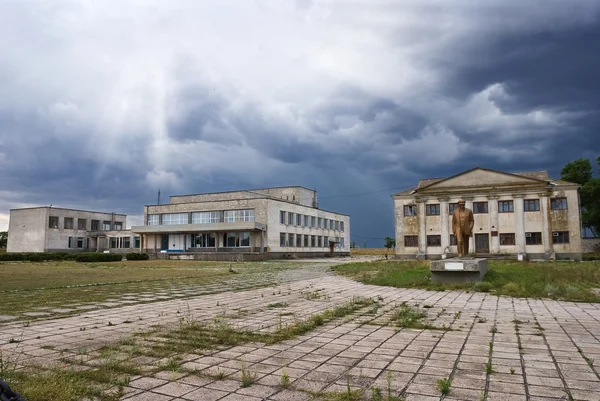 Praça velha cidade abandonada — Fotografia de Stock
