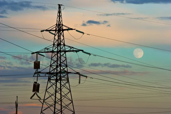 Elektrický stožár na večerní obloze na pozadí — Stock fotografie
