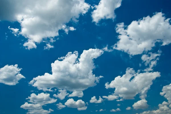 Belle nuvole su un cielo blu — Foto Stock