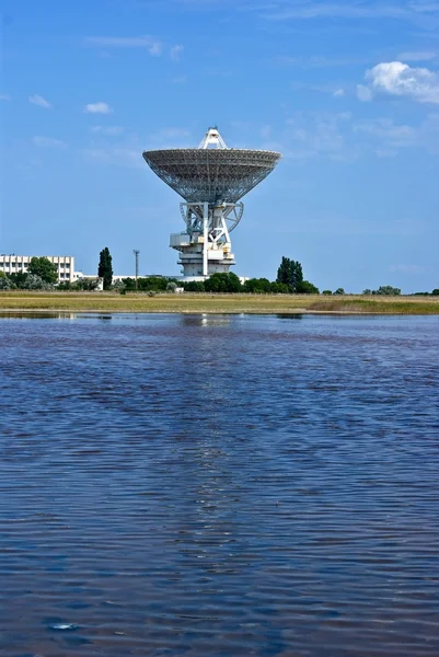 Büyük radyo teleskop bir suya yansıyan — Stok fotoğraf