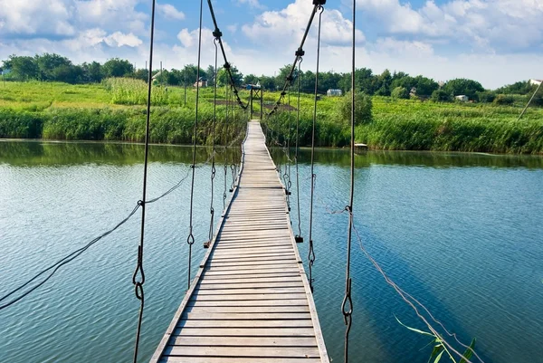 Pont en bois traversant la rivière rurale — Photo