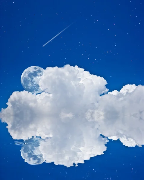 Nattbild med månen i ett moln återspeglas i ett vatten — Stockfoto