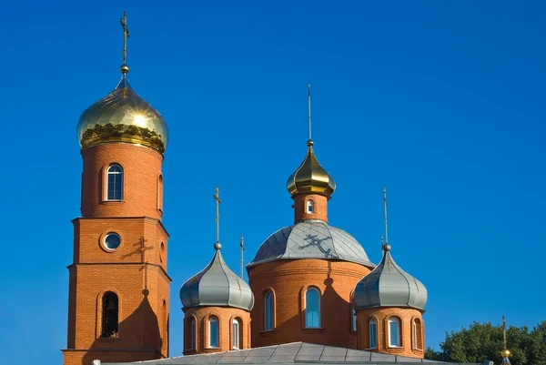 Bela igreja cristã em um fundo azul céu — Fotografia de Stock