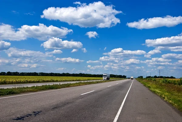Droga asfaltowa w chmury — Zdjęcie stockowe