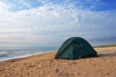 deniz kıyısındaki turistik çadır