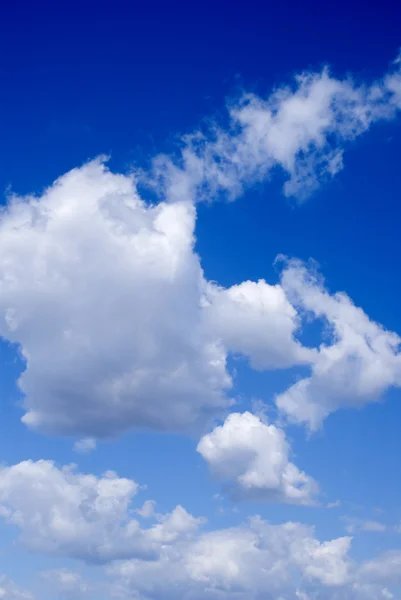 Nuvole che nuotano nel cielo — Foto Stock