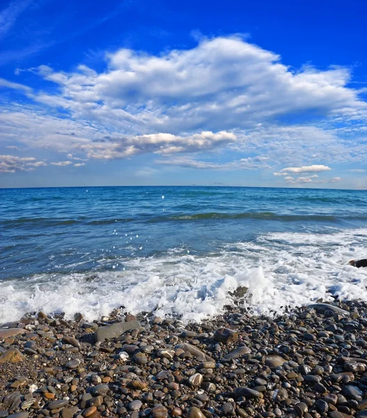 Deniz kıyısında varicolored çakıl taşları — Stok fotoğraf