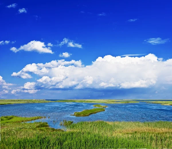 Yeşil alanlar Mavi Göl — Stok fotoğraf