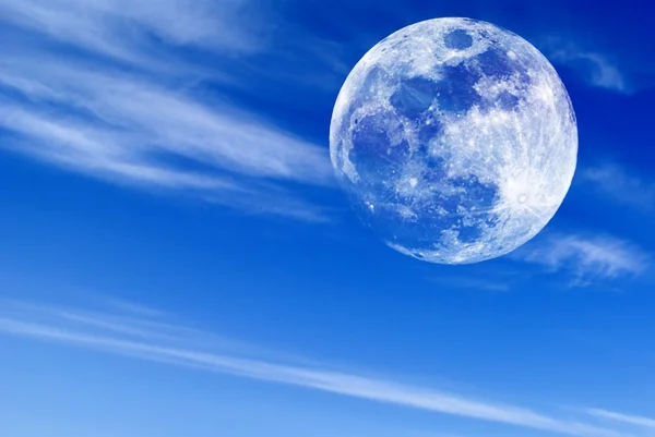 Luna llena de alta calidad en el cielo matutino — Foto de Stock