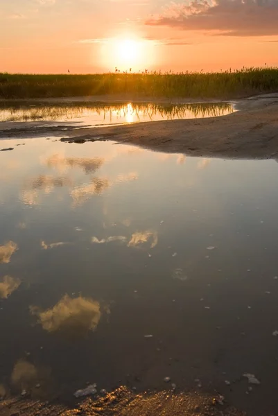 Захід сонця на озері — стокове фото
