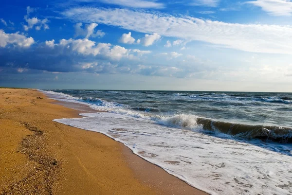 Sıcak bir yaz günü deniz plaj — Stok fotoğraf