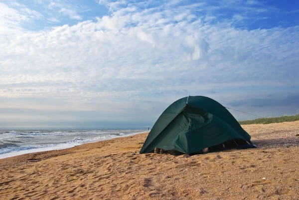 Tenda turistica su una costa di mare — Foto Stock
