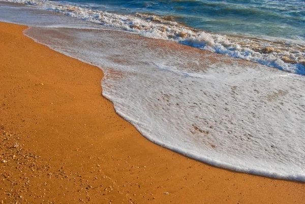 Closeup θαλάσσιο κύμα/τσουνάμι σε ένα αμμουδιά — Φωτογραφία Αρχείου