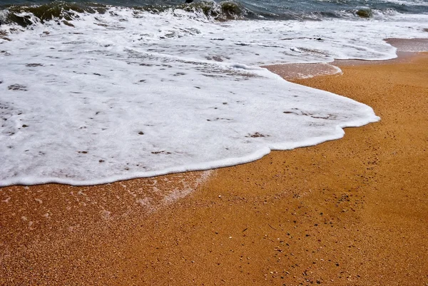 Λευκό suds σε μια άμμο της ακτής — Φωτογραφία Αρχείου