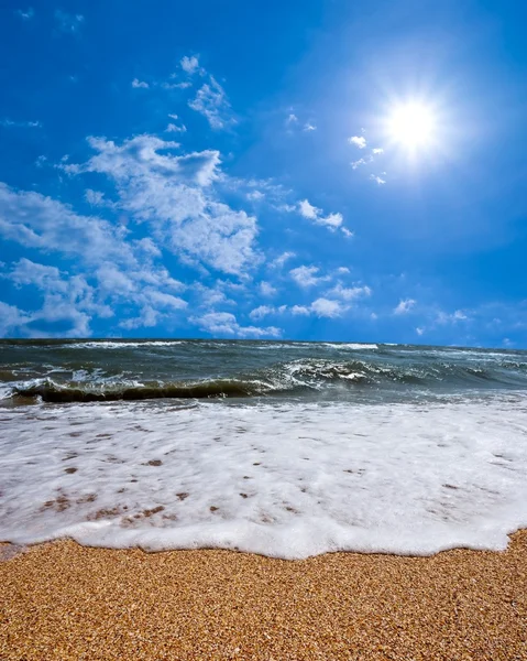 Морское побережье под жарким солнцем — стоковое фото