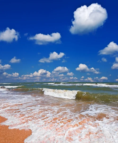 Stormachtige zomer zee — Stockfoto