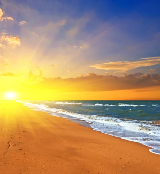 Pejzaż plaża morze przez zachód słońca — Zdjęcie stockowe